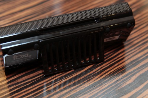 喇叭背後設有腳架,可供用家播放音效時穩放於桌面。腳架內便是該公司正申請專利的技術:BassBattery/Flatmagic,此設計將超低音單元及鋰離子電池面、底結合,不但慳位,亦可進一步加強低音效果。 喇叭背後設有腳架,可供用家播放音效時穩放於桌面。腳架內便是該公司正申請專利的技術:BassBattery/Flatmagic,此設計將超低音單元及鋰離子電池面、底結合,不但慳位,亦可進一步加強低音效果。