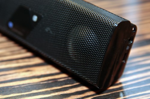 內建單元雖然也是 1 吋,但卻用上專利的 Linear Magnetic Drive Twoofer,令音域有效擴闊,加強低音及中音效果。 內建單元雖然也是 1 吋,但卻用上專利的 Linear Magnetic Drive Twoofer,令音域有效擴闊,加強低音及中音效果。