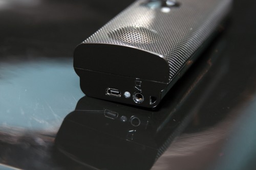 FoxLmb 喇叭右側。 FoxLmb 喇叭右側。