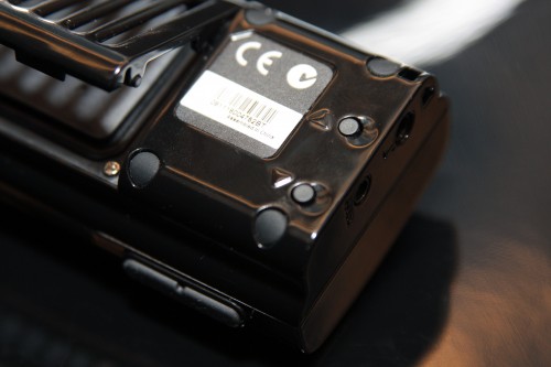 喇叭左後方設有音量鍵,供用家輕鬆調校音量。 喇叭左後方設有音量鍵,供用家輕鬆調校音量。