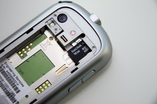 支援最高 32GB microSDHC 記憶卡,未有手機能與之匹敵。不過現時也未有 32GB microSDHC 記憶卡發售,支援高也沒有用。 支援最高 32GB microSDHC 記憶卡,未有手機能與之匹敵。不過現時也未有 32GB microSDHC 記憶卡發售,支援高也沒有用。