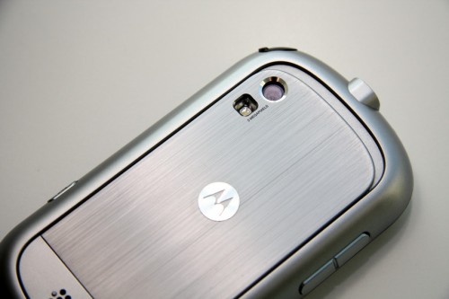 內建相機鏡頭像素只有 300 萬,在今日手機鏡頭中只屬基本配備。幸好內建補光燈,令用家可進行夜間戶外拍攝,總算彌補了它的缺失吧。 內建相機鏡頭像素只有 300 萬,在今日手機鏡頭中只屬基本配備。幸好內建補光燈,令用家可進行夜間戶外拍攝,總算彌補了它的缺失吧。