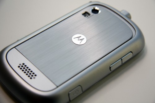 機背電池蓋採用金屬物料,而且加入髮絲紋,感覺頗 high class。 機背電池蓋採用金屬物料,而且加入髮絲紋,感覺頗 high class。