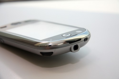 頂部設有 3.5mm 端子,與 iPhone 3G 一樣。 頂部設有 3.5mm 端子,與 iPhone 3G 一樣。