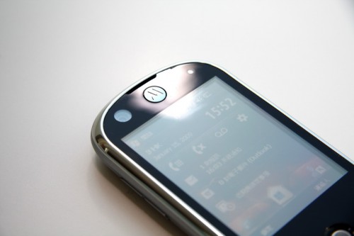 圓角設計,配以銀色金屬機邊,時尚感十足。 圓角設計,配以銀色金屬機邊,時尚感十足。