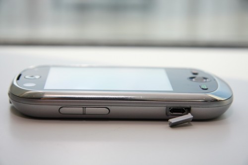 機邊採用銀色金屬設計,與 iPhone 3G 頗相似。不過機身卻比後者厚 1mm 左右。 機邊採用銀色金屬設計,與 iPhone 3G 頗相似。不過機身卻比後者厚 1mm 左右。