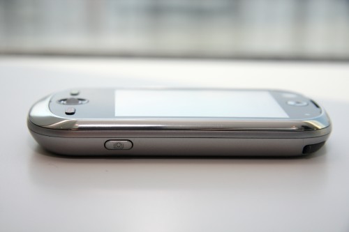 快門按鍵設於機身右側,但由於採用圓邊設計,所以拍攝「直度」相片時,會比較難按。 快門按鍵設於機身右側,但由於採用圓邊設計,所以拍攝「直度」相片時,會比較難按。