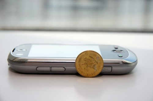 以五毫硬幣比對 MOTOSURF A3100 機身厚度,約 5 毫硬幣的 3 分之 2 直徑左右。 以五毫硬幣比對 MOTOSURF A3100 機身厚度,約 5 毫硬幣的 3 分之 2 直徑左右。