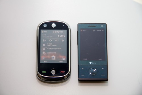 機身大細與同樣採用 2.8 吋屏幕,亦同樣主打可用手指操控手機的 HTC Touch Diamond 相若。 機身大細與同樣採用 2.8 吋屏幕,亦同樣主打可用手指操控手機的 HTC Touch Diamond 相若。