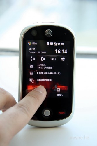 用手指在圖中位置左撥右撥,便可轉換桌面顯示內容。 用手指在圖中位置左撥右撥,便可轉換桌面顯示內容。