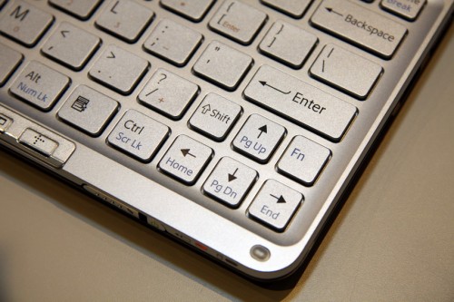 只是在上方向鍵旁，出現了多一個 Fn 鍵，這在其他手提電腦中比較少見的，而右方的 Shift 鍵卻安排在上方向鍵左方，但按鍵縮至小小的，用起來不太習慣。