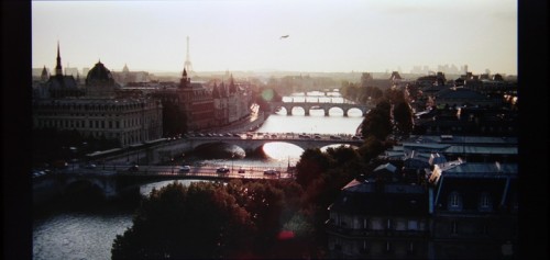 來個屏幕質素鑑賞吧!筆者以小 P 播放 720p MOV 格式的《The Panther 2》高清預告片,發現風景畫面十分漂亮,就算右方黑位亦十分實淨,中央河上的陽光照射位置,亦不會出現過份曝光的情況。加上色彩豔麗,上下黑邊又飛走了,感覺一流。 來個屏幕質素鑑賞吧!筆者以小 P 播放 720p MOV 格式的《The Panther 2》高清預告片,發現風景畫面十分漂亮,就算右方黑位亦十分實淨,中央河上的陽光照射位置,亦不會出現過份曝光的情況。加上色彩豔麗,上下黑邊又飛走了,感覺一流。