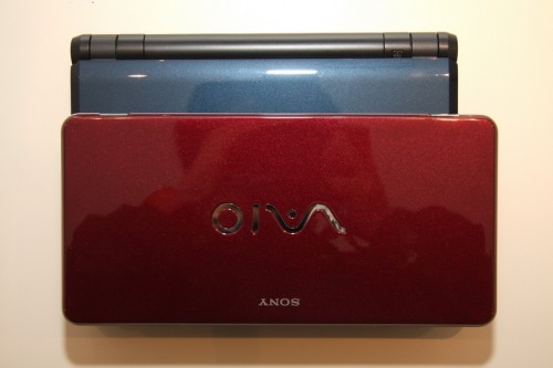 想再體驗一下小 P 究竟有多細?筆者拿出 Asus Eee PC 900HA(備有 8.9 吋屏幕)與它一比,可見機身確較長,但也不是太多;但深度卻確少至少 4 分之 1,令機身易攜度大增。 想再體驗一下小 P 究竟有多細?筆者拿出 Asus Eee PC 900HA(備有 8.9 吋屏幕)與它一比,可見機身確較長,但也不是太多;但深度卻確少至少 4 分之 1,令機身易攜度大增。