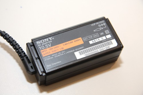 記者會當天未有曝光的小 P 火牛終於現身,可見體積十分細小,電壓亦與一般 VAIO 手提電腦約有 19V 有所分別,只有 10.5V。 記者會當天未有曝光的小 P 火牛終於現身,可見體積十分細小,電壓亦與一般 VAIO 手提電腦約有 19V 有所分別,只有 10.5V。