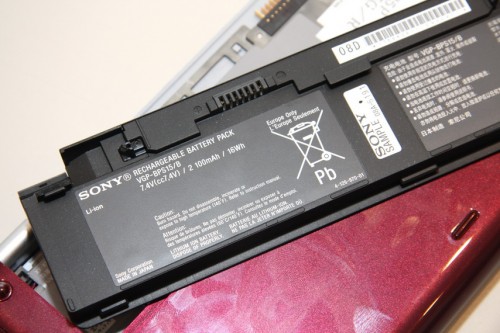 這便是跟機的 VGP-BPS15 電池，只有 2,100mAh 容量，官方表示使用時間約 3 小時。