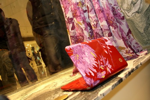 HP Mini 1000 Vivienne Tam 版，採用綻放的牡丹花作機面殼花紋，配合鮮紅色的底色，可說是極具女性化的設計。