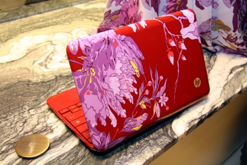 機面殼改以紅色,而非本身的黑色為底色,而 Imprint 花紋則換上綻開的牡丹花。 機面殼改以紅色,而非本身的黑色為底色,而 Imprint 花紋則換上綻開的牡丹花。