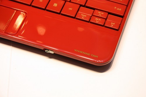機身內籠右下角印有 Vivienne Tam 字樣。 機身內籠右下角印有 Vivienne Tam 字樣。