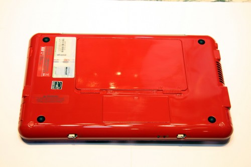 機底也採用了鮮紅色的主色調,貫徹始終。 機底也採用了鮮紅色的主色調,貫徹始終。