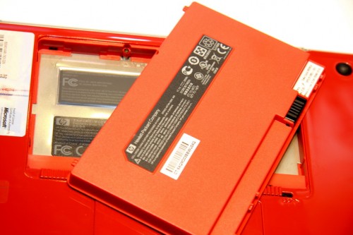 連非外露的電池內部，亦用上紅色。