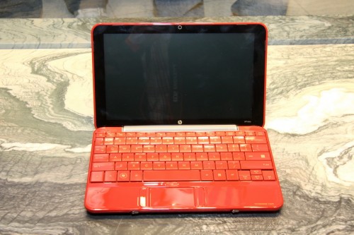 就連機身內籠及鍵盤，也採用紅色作主色，配以 10.1 吋 16：9（1,024 x 576）屏幕，美觀娛樂性兼備。