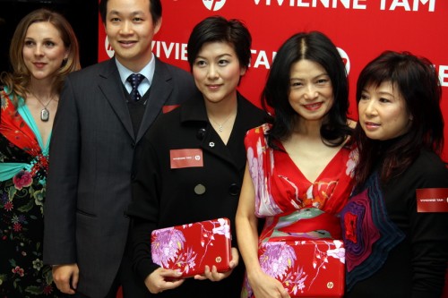 記者會當日，時裝設計師 Vivienne Tam 亦有到場解釋產品設計概念及靈感來源。