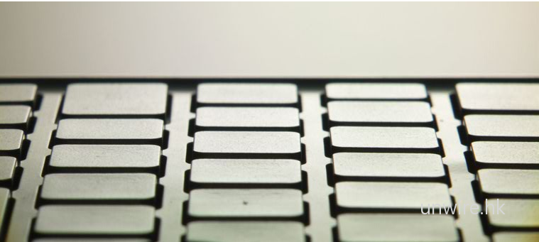 從日本 Sony 官方網站的預覽圖可見,VAIO P 從側面看過去,採用與 TT 與 TZ 相似的獨立按鍵。 從日本 Sony 官方網站的預覽圖可見,VAIO P 從側面看過去,採用與 TT 與 TZ 相似的獨立按鍵。