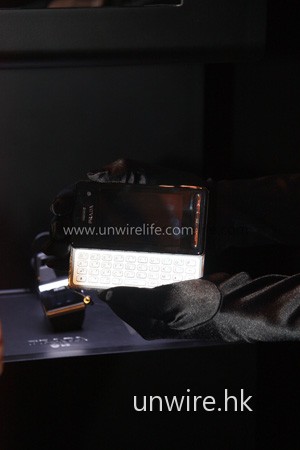 機身由於多了 qwerty 鍵盤,所以較上代大,感覺較適合男士使用。 機身由於多了 qwerty 鍵盤,所以較上代大,感覺較適合男士使用。