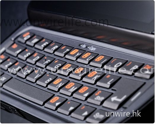 Acer M900 加入了 qwerty 鍵盤，打字更為舒適。