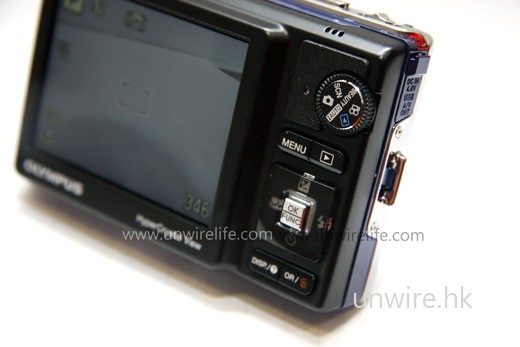 使用圖中轉盤，便可轉換拍攝模式。而機背介面亦十分簡潔，很易上手。