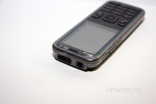 內建 3.5mm 耳機端子。 內建 3.5mm 耳機端子。