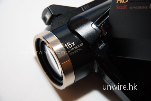 支援 10 倍光學變焦及 16 倍數碼變焦。 支援 10 倍光學變焦及 16 倍數碼變焦。