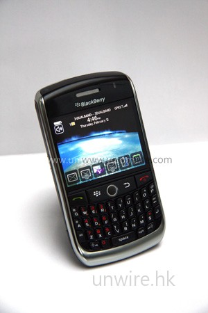 BlackBerry Curve 8900 機身更纖薄細小，整個 form factor 頗適合女士使用。
