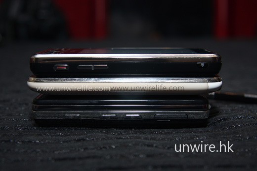 至於機身厚度方面,Samsung Omnia i908、Apple iPhone 及 LG PRADA II(上至下)實際上相差不遠,但 LG PRADA 加入了鍵盤,也能有此表現,可見在機身設計上,此機確實一流。 至於機身厚度方面,Samsung Omnia i908、Apple iPhone 及 LG PRADA II(上至下)實際上相差不遠,但 LG PRADA 加入了鍵盤,也能有此表現,可見在機身設計上,此機確實一流。
