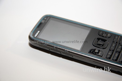 音樂操控面板設於屏幕左側機邊。 音樂操控面板設於屏幕左側機邊。