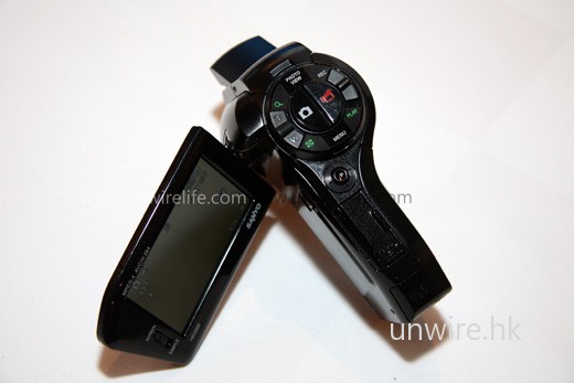 新機 HD-2000 保留傳統 Sanyo Dual Cam 的「手槍形」設計，方便用家作單手操控。