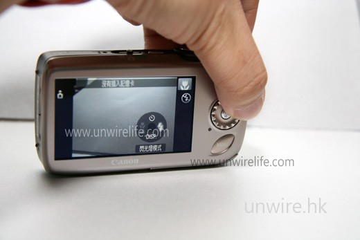 機身不設按鍵功能指示鍵，但當用家將手指放在機背轉盤上，功能便會在屏幕顯示出來。