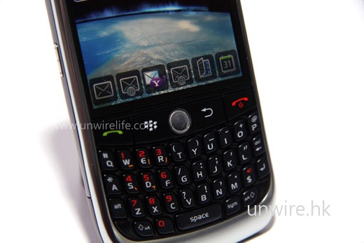 配備 qwerty 鍵盤及 Trackball,用家可輕鬆輸入文字及操控手機。 配備 qwerty 鍵盤及 Trackball,用家可輕鬆輸入文字及操控手機。