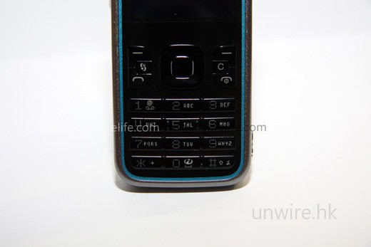 5800XM 的設計，但以傳統直板手機按鍵取代觸控屏幕，較適合「傳統」用家使用。