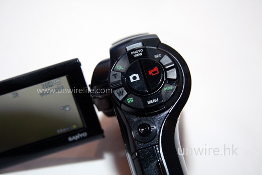 左方為拍攝相片按鍵,右方為拍攝影片按鍵,操控方便。 左方為拍攝相片按鍵,右方為拍攝影片按鍵,操控方便。