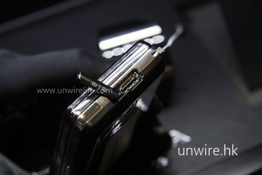 最可惜的是,LG PRADA II 只設有專用耳機插槽,故只能使用跟機的專用耳機。 最可惜的是,LG PRADA II 只設有專用耳機插槽,故只能使用跟機的專用耳機。