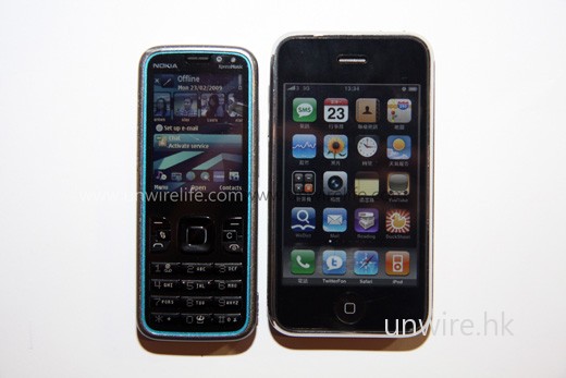 與 iPhone 3G 相比,它的機身確實細了近 1/3,十分適合女士使用。 與 iPhone 3G 相比,它的機身確實細了近 1/3,十分適合女士使用。