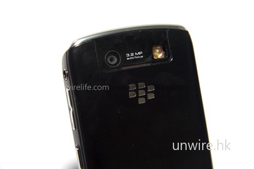 內建 320 萬像素鏡頭,加上閃光燈,即使在室內或夜間,也可拍攝出清晰相片。 內建 320 萬像素鏡頭,加上閃光燈,即使在室內或夜間,也可拍攝出清晰相片。