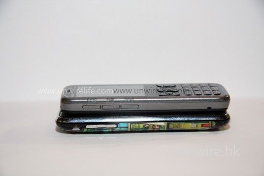厚度方面，5630XM 與 iPhone 3G 實在是不相伯仲。
