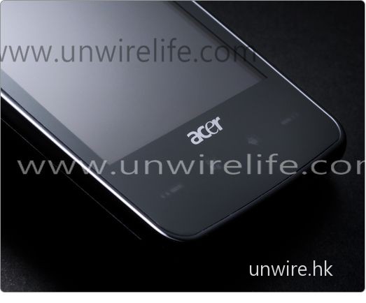 雖說是入門版，但也配備 3.8 吋 WVGA 解像度大屏幕，而且與 HTC Touch HD 一樣，採用內嵌式快速鍵，設計十分美觀。