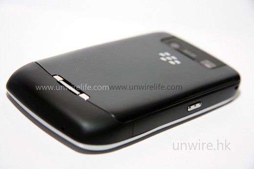 手機外殼有點金屬感覺,摸上手手感不俗。 手機外殼有點金屬感覺,摸上手手感不俗。