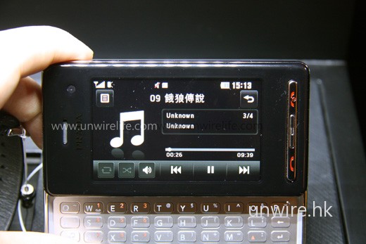 筆者曾以 LG PRADA II 測試播放張學友《餓狼傳說》的演唱會版,發現內置喇叭表現不俗,音效頗能反映現場氣氛,只是音量稍有不足,在較嘈雜的地方欣賞時,音量似乎細了一點。 筆者曾以 LG PRADA II 測試播放張學友《餓狼傳說》的演唱會版,發現內置喇叭表現不俗,音效頗能反映現場氣氛,只是音量稍有不足,在較嘈雜的地方欣賞時,音量似乎細了一點。