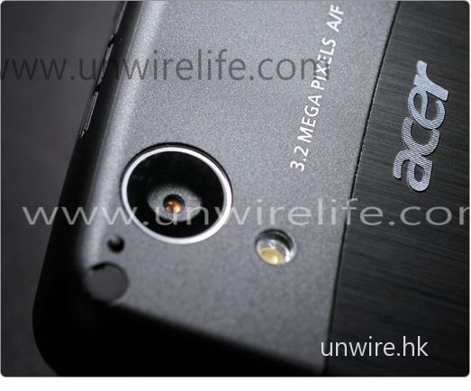 鏡頭像素只有 320 萬，可說是基本配備。