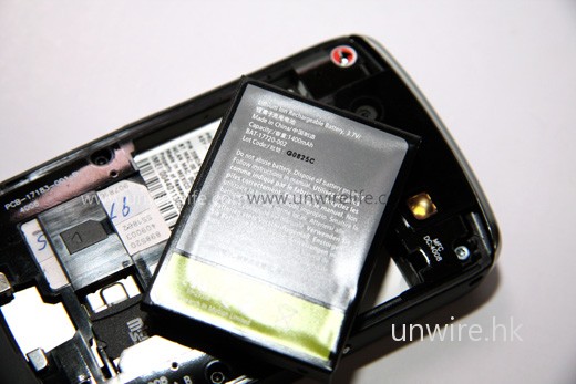 配備容量 1,400mAh 的鋰離子電池,最多可供用家連續通話 5.5 小時,用上一天應問題不大。 配備容量 1,400mAh 的鋰離子電池,最多可供用家連續通話 5.5 小時,用上一天應問題不大。