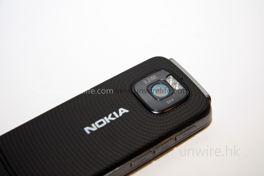 配備 320 萬像素相機鏡頭,比上代升級了。 配備 320 萬像素相機鏡頭,比上代升級了。